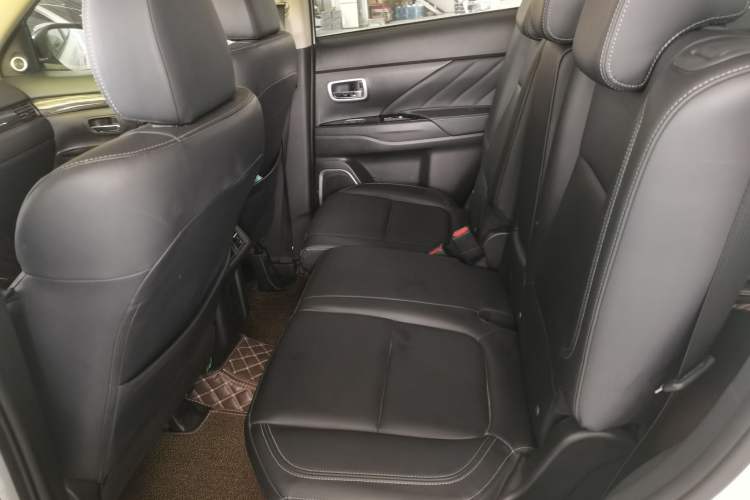 Used Mitsubishi Outlander 2019 2.0L Two-Wheel Drive Comfort Edition 7-Seater China VI Standard Left Rear Seat