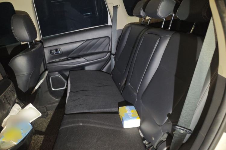 Used Mitsubishi Outlander 2019 2.4L 4x4 Zhi Xiang Edition 7 Seats China V Emission Standard Left Rear Seat