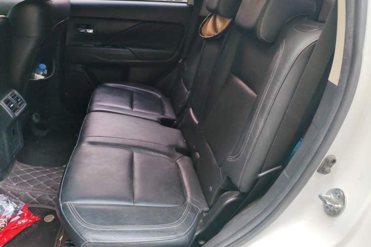 Used Mitsubishi Outlander 2019 2.4L 4x4 Zhi Xiang Edition 7 Seats China VI Standard Left Rear Seat