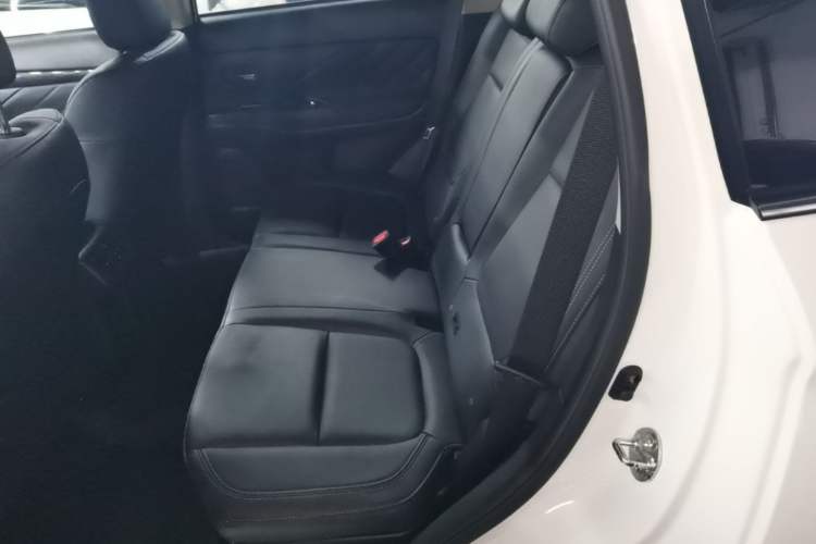 Used Mitsubishi Outlander 2019 2.4L 4x4 Zhi Xiang Edition 5 Seats China VI Standard Left Rear Seat