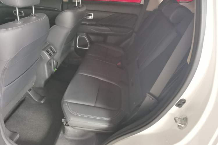 Used Mitsubishi Outlander 2019 2.0L Two-Wheel Drive Comfort Edition 7-Seater China VI Standard Left Rear Seat
