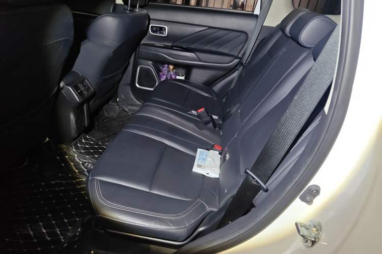 Used Mitsubishi Outlander 2019 2.4L 4x4 Zhi Xiang Edition 5 Seats China V Emission Standard Left Rear Seat