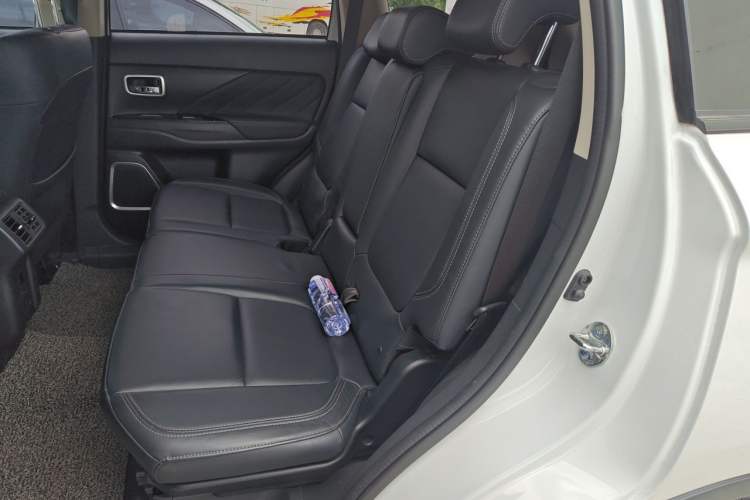 Used Mitsubishi Outlander 2019 2.0L Two-Wheel Drive Comfort Edition 7-Seater China VI Standard Left Rear Seat
