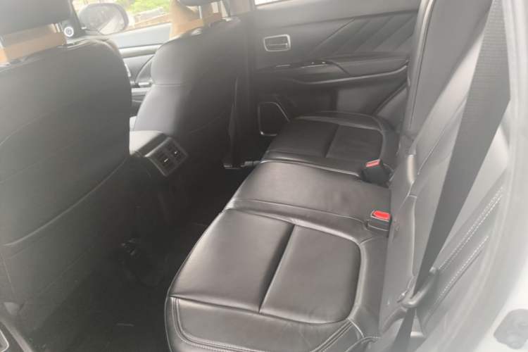Used Mitsubishi Outlander 2019 2.4L 4x4 Zhi Xiang Edition 7 Seats China VI Standard Left Rear Seat