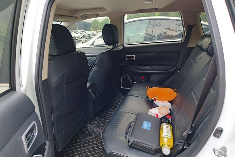 Used Mitsubishi Outlander 2019 2.4L 4x4 Zhi Xiang Edition 7 Seats China VI Standard Left Rear Seat