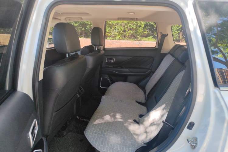 Used Mitsubishi Outlander 2019 2.4L 4x4 Zhi Xiang Edition 5 Seats China V Emission Standard Left Rear Seat