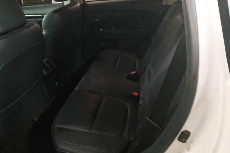 Used Mitsubishi Outlander 2019 2.4L 4x4 Zhi Xiang Edition 5 Seats China V Emission Standard Left Rear Seat