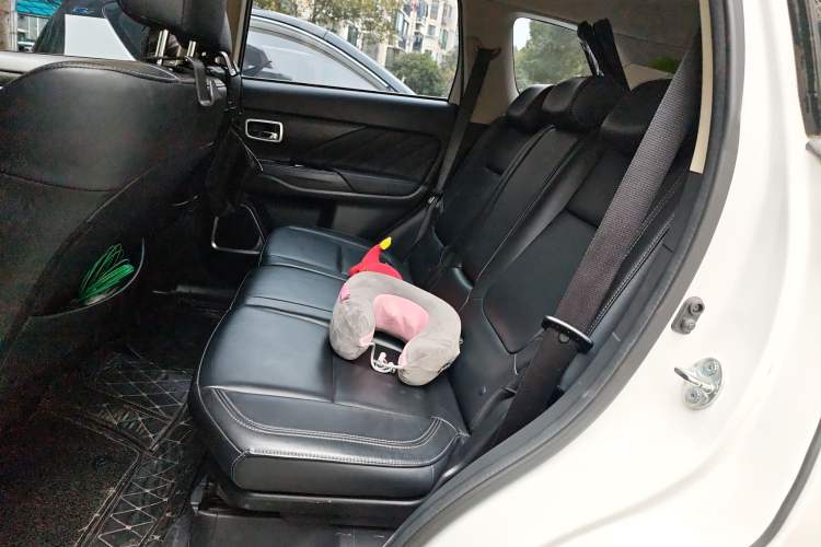 Used Mitsubishi Outlander 2019 2.0L Two-Wheel Drive Comfort Edition 5 Seats China VI Standard Left Rear Seat