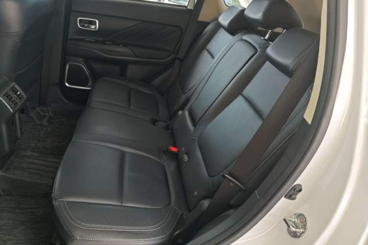 Used Mitsubishi Outlander 2019 2.0L Two-Wheel Drive Comfort Edition 5 Seats China V Standard Left Rear Seat