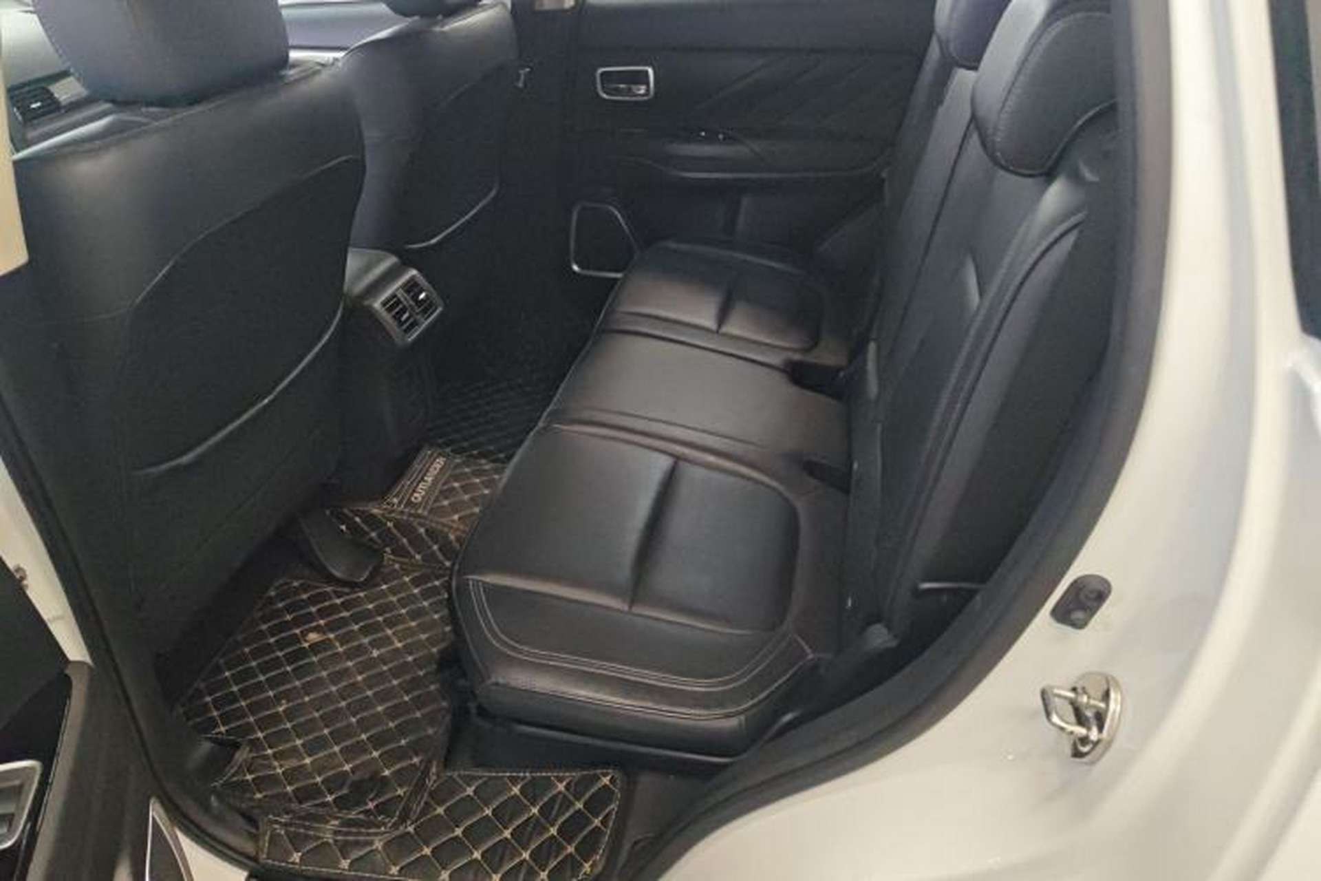 Used Mitsubishi Outlander 2019 2.0L Two-Wheel Drive Comfort Edition 7-Seater China VI Standard Left Rear Seat