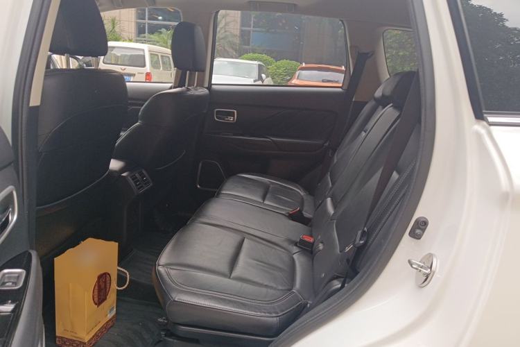 Used Mitsubishi Outlander 2019 2.4L 4x4 Zhi Xiang Edition 7 Seats China VI Standard Left Rear Seat