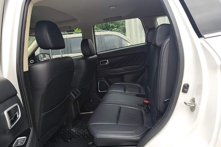 Used Mitsubishi Outlander 2019 2.4L 4x4 Zhi Xiang Edition 7 Seats China VI Standard Left Rear Seat