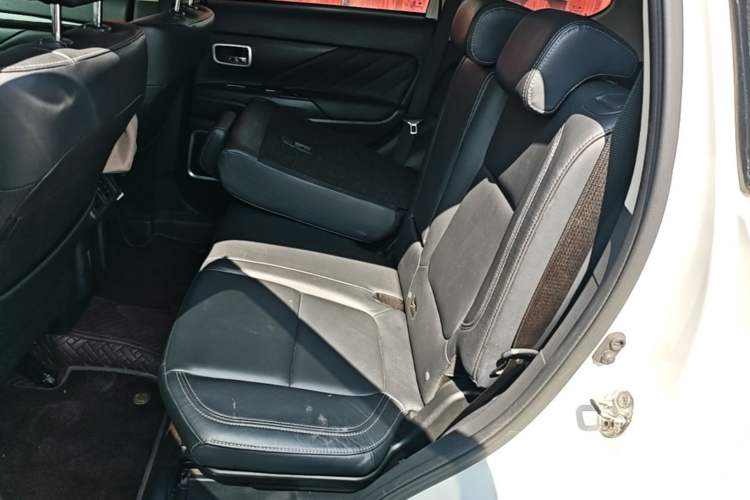 Used Mitsubishi Outlander 2019 2.0L Two-Wheel Drive Comfort Edition 5 Seats China V Standard Left Rear Seat