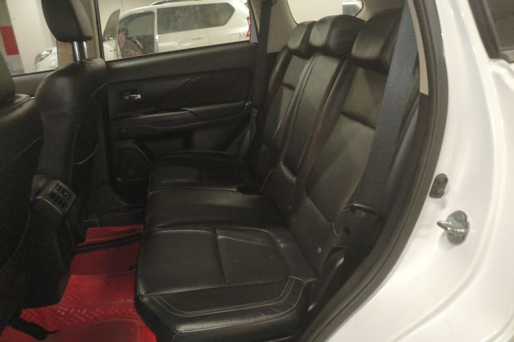 Used Mitsubishi Outlander 2019 2.4L 4x4 Zhi Xiang Edition 7 Seats China VI Standard Left Rear Seat