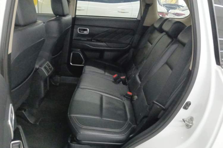 Used Mitsubishi Outlander 2019 2.0L Two-Wheel Drive Comfort Edition 5 Seats China VI Standard Left Rear Seat