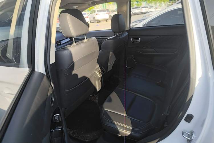 Used Mitsubishi Outlander 2019 2.0L Two-Wheel Drive Comfort Edition 5 Seats China VI Standard Left Rear Seat