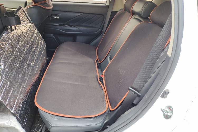 Used Mitsubishi Outlander 2019 2.4L 4x4 Zhi Xiang Edition 5 Seats China VI Standard Left Rear Seat