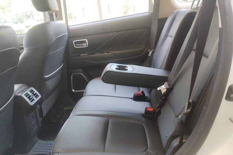 Used Mitsubishi Outlander 2019 2.0L Two-Wheel Drive Comfort Edition 5 Seats China VI Standard Left Rear Seat