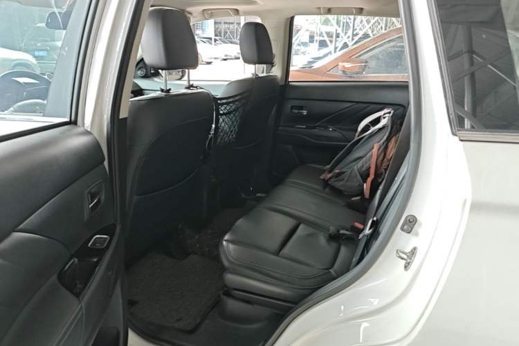 Used Mitsubishi Outlander 2019 2.4L 4x4 Zhi Xiang Edition 5 Seats China VI Standard Left Rear Seat