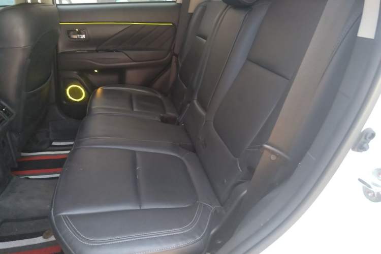 Used Mitsubishi Outlander 2019 2.0L Two-Wheel Drive Comfort Edition 7-Seater China VI Standard Left Rear Seat