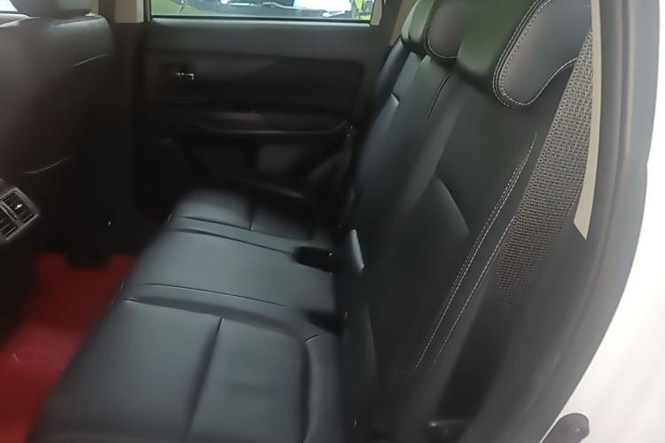 Used Mitsubishi Outlander 2019 2.4L 4x4 Zhi Xiang Edition 7 Seats China VI Standard Left Rear Seat