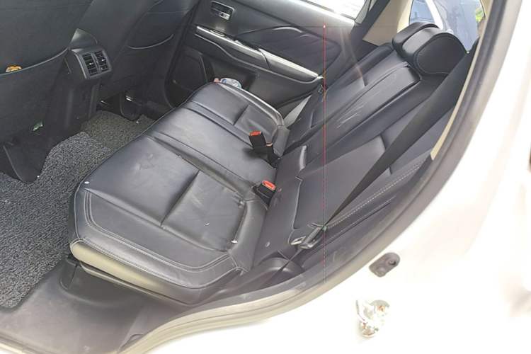 Used Mitsubishi Outlander 2019 2.0L Two-Wheel Drive Comfort Edition 5 Seats China VI Standard Left Rear Seat