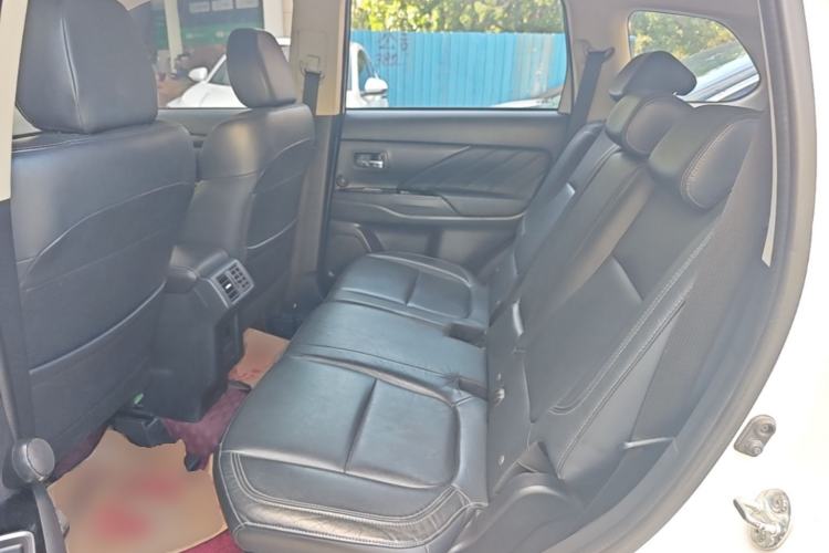 Used Mitsubishi Outlander 2019 2.4L 4x4 Zhi Xiang Edition 7 Seats China VI Standard Left Rear Seat