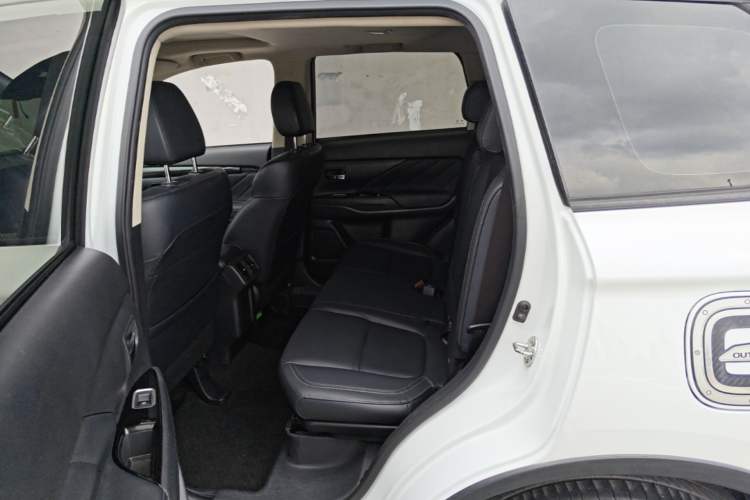 Used Mitsubishi Outlander 2019 2.0L Two-Wheel Drive Comfort Edition 5 Seats China V Standard Left Rear Seat