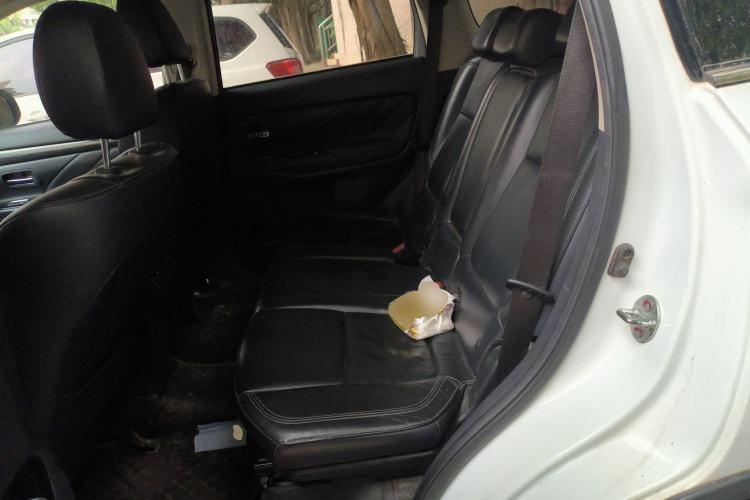 Used Mitsubishi Outlander 2019 2.4L 4x4 Zhi Xiang Edition 7 Seats China VI Standard Left Rear Seat