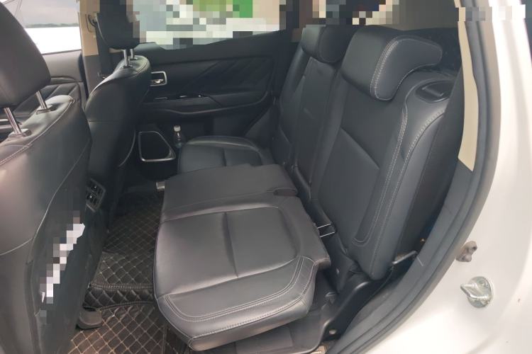 Used Mitsubishi Outlander 2019 2.4L Two-Wheel Drive ZhiXing Version 5 Seats China V Emission Standard Left Rear Seat