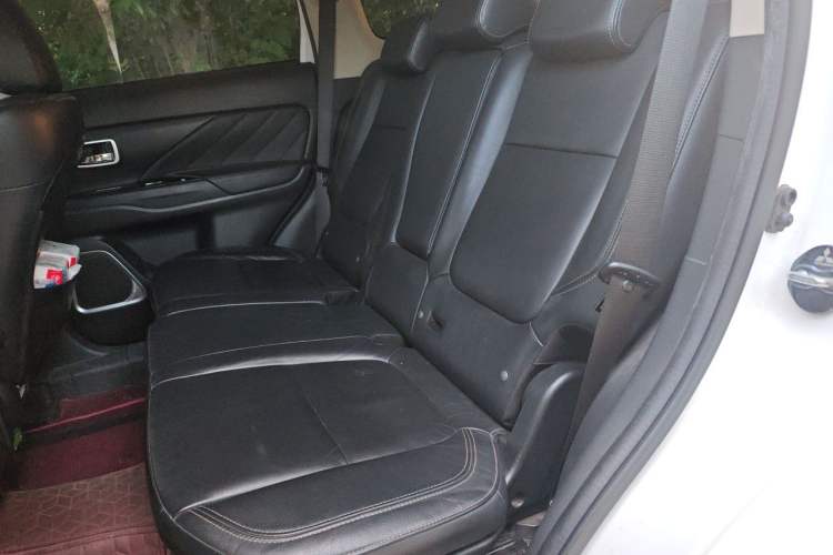 Used Mitsubishi Outlander 2019 2.4L 4x4 Zhi Xiang Edition 7 Seats China VI Standard Left Rear Seat
