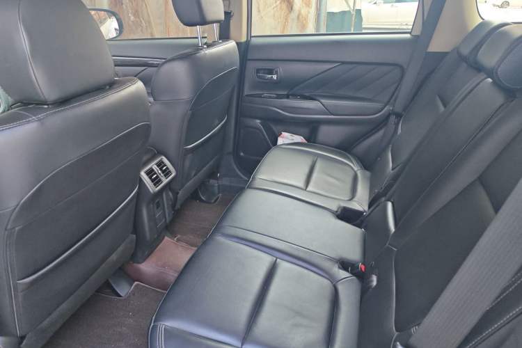 Used Mitsubishi Outlander 2019 2.0L Two-Wheel Drive Comfort Edition 5 Seats China VI Standard Left Rear Seat