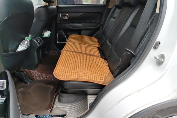 Used Mitsubishi Outlander 2019 2.4L Two-Wheel Drive ZhiXing Version 5 Seats China V Emission Standard Left Rear Seat