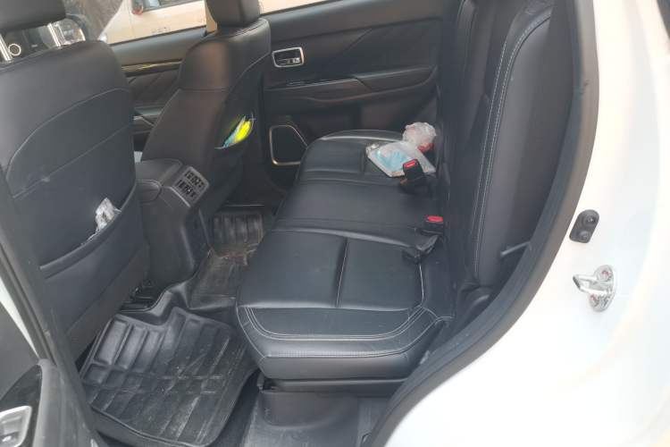 Used Mitsubishi Outlander 2019 2.0L Two-Wheel Drive Comfort Edition 5 Seats China VI Standard Left Rear Seat