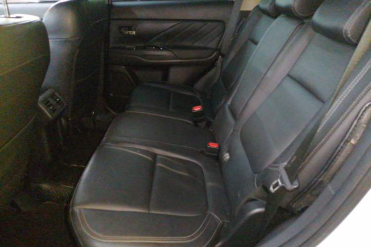 Used Mitsubishi Outlander 2019 2.0L Two-Wheel Drive Comfort Edition 7-Seater China VI Standard Left Rear Seat