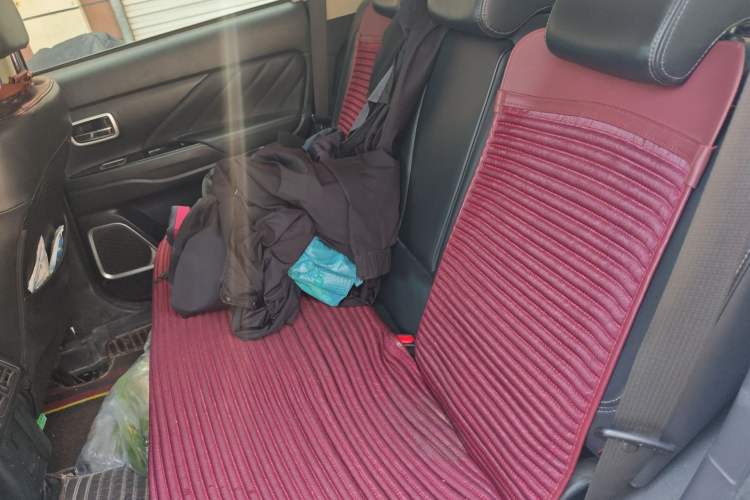 Used Mitsubishi Outlander 2019 2.4L 4x4 Zhi Xiang Edition 5 Seats China VI Standard Left Rear Seat