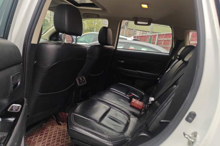 Used Mitsubishi Outlander 2019 2.4L 4x4 Zhi Xiang Edition 7 Seats China VI Standard Left Rear Seat