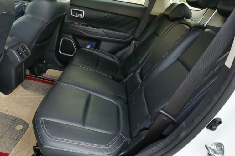 Used Mitsubishi Outlander 2019 2.4L 4x4 Zhi Xiang Edition 7 Seats China VI Standard Left Rear Seat