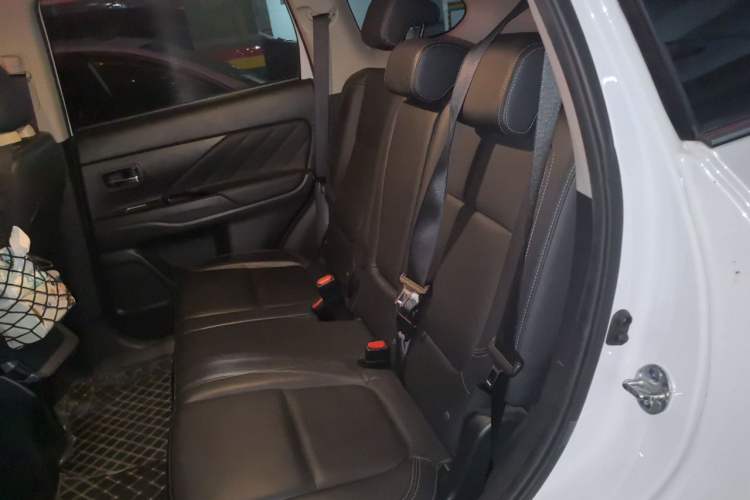 Used Mitsubishi Outlander 2019 2.4L 4x4 Zhi Xiang Edition 5 Seats China VI Standard Left Rear Seat