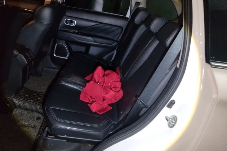 Used Mitsubishi Outlander 2019 2.4L 4x4 Zhi Xiang Edition 5 Seats China V Emission Standard Left Rear Seat