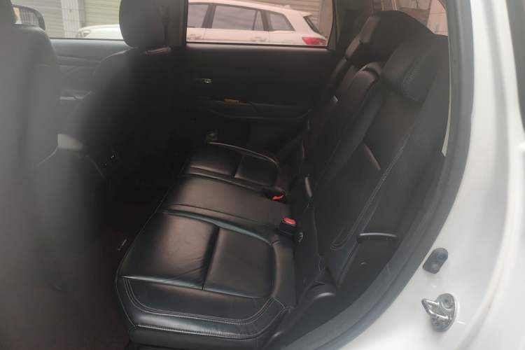 Used Mitsubishi Outlander 2019 2.4L 4x4 Zhi Xiang Edition 7 Seats China VI Standard Left Rear Seat