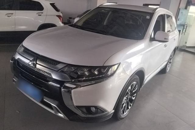 Używany Mitsubishi Outlander 2019 2.4L 4x4 Zhi Xiang Edition 5 Seats China V Emission Standard