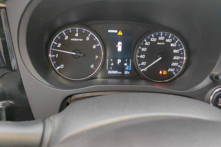 Used Mitsubishi Outlander 2019 2.4L 4x4 Zhi Xiang Edition 5 Seats China VI Standard Odometer Close Up