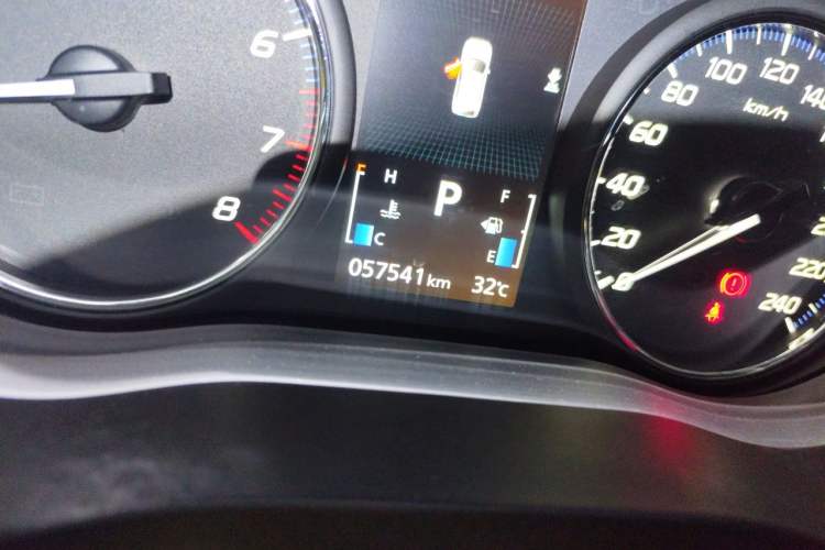 Used Mitsubishi Outlander 2019 2.0L Two-Wheel Drive Comfort Edition 5 Seats China VI Standard Odometer Close Up