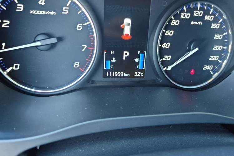 Used Mitsubishi Outlander 2019 2.0L Two-Wheel Drive Comfort Edition 5 Seats China VI Standard Odometer Close Up