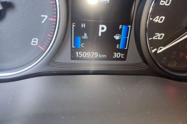Used Mitsubishi Outlander 2019 2.4L 4x4 Zhi Xiang Edition 7 Seats China V Emission Standard Odometer Close Up
