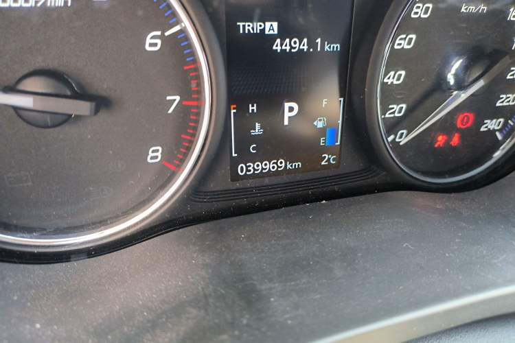 Used Mitsubishi Outlander 2019 2.0L Two-Wheel Drive Comfort Edition 5 Seats China VI Standard Odometer Close Up