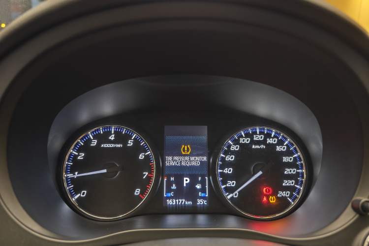 Used Mitsubishi Outlander 2019 2.0L Two-Wheel Drive Comfort Edition 5 Seats China VI Standard Odometer Close Up