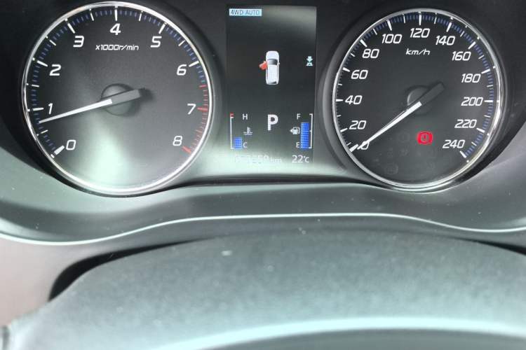 Used Mitsubishi Outlander 2019 2.4L 4x4 Zhi Xiang Edition 7 Seats China VI Standard Odometer Close Up