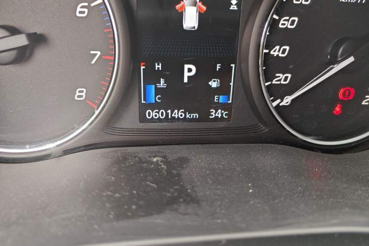 Used Mitsubishi Outlander 2019 2.4L Two-Wheel Drive ZhiXing Version 5 Seats China V Emission Standard Odometer Close Up